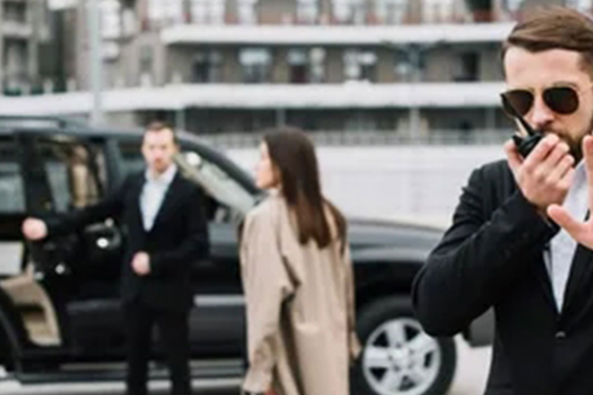 深圳一名女子雇傭私人保鏢接送自己上下班